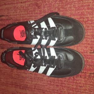 Indoor soccer cleats